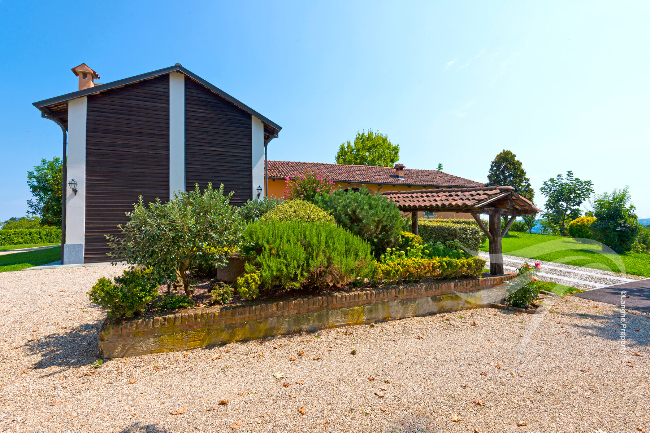 Unique wine property in stunning position