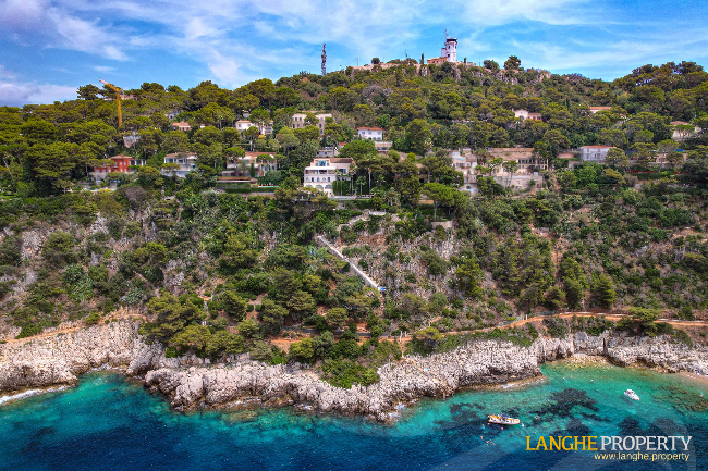 Extraordinary first-line waterfront estate 