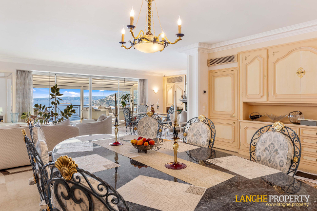 Extraordinary first-line waterfront estate 