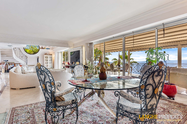 Extraordinary first-line waterfront estate 