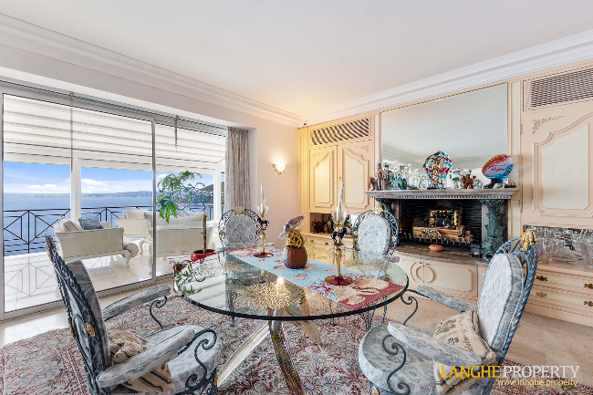 Extraordinary first-line waterfront estate 