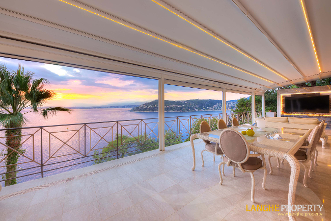 Extraordinary first-line waterfront estate 