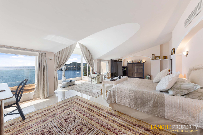 Extraordinary first-line waterfront estate 