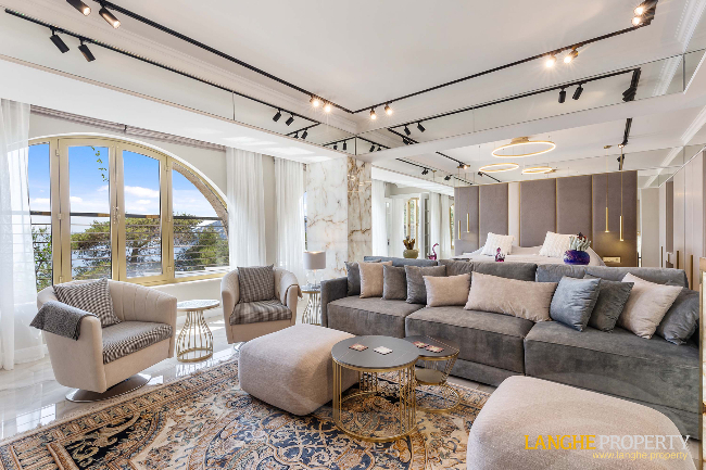 Extraordinary first-line waterfront estate 