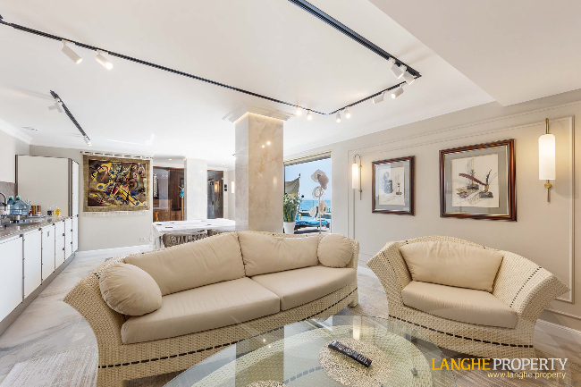 Extraordinary first-line waterfront estate 