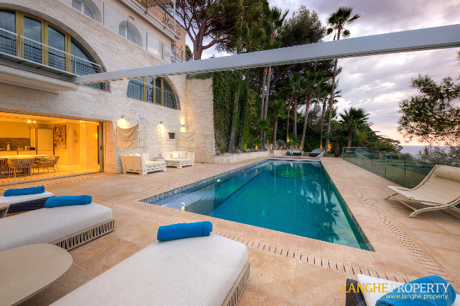 Extraordinary first-line waterfront estate 