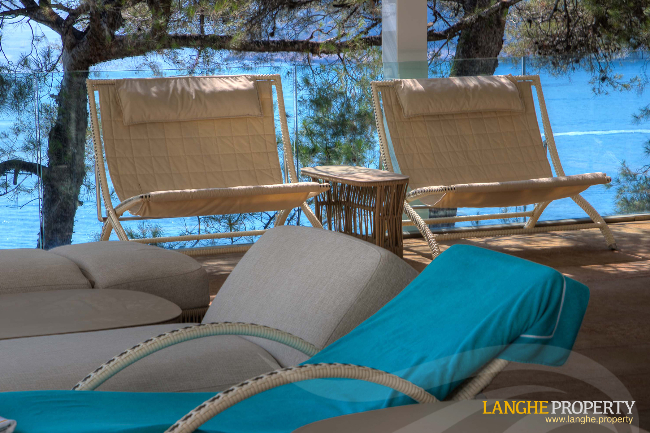 Extraordinary first-line waterfront estate 