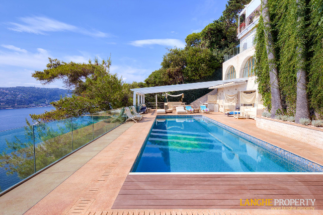 Extraordinary first-line waterfront estate 