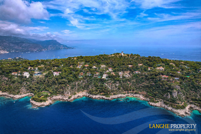 Extraordinary first-line waterfront estate 